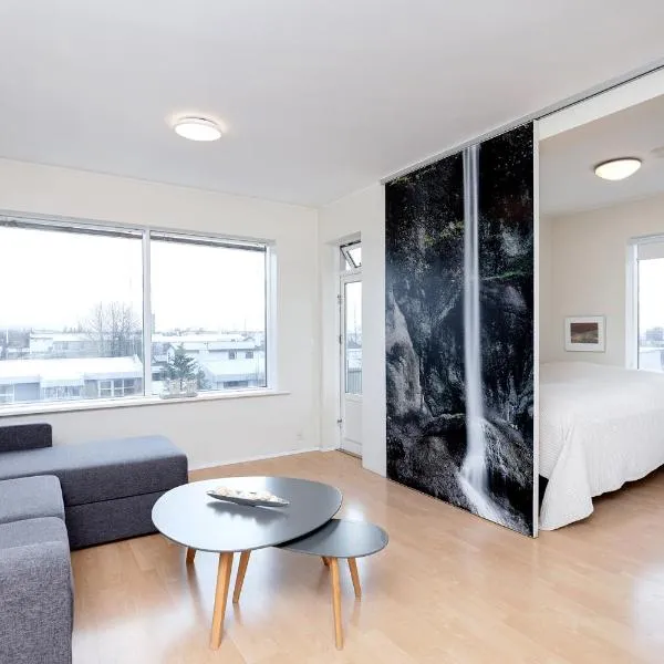 Overlooking the city, bright & cozy - Free Parking (A2), hotel v Reykjavíku