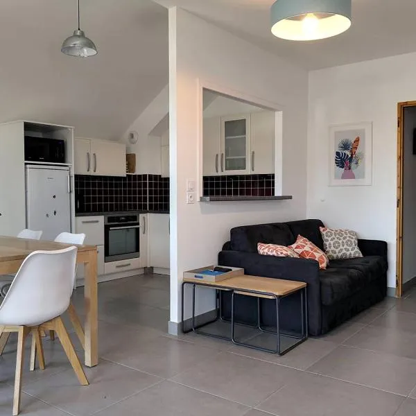 Appartement fonctionnel avec balcon, à 10 min du centre, parking gratuit, idéal pour 5 personnes - FR-1-548-3, khách sạn ở Villard-de-Lans