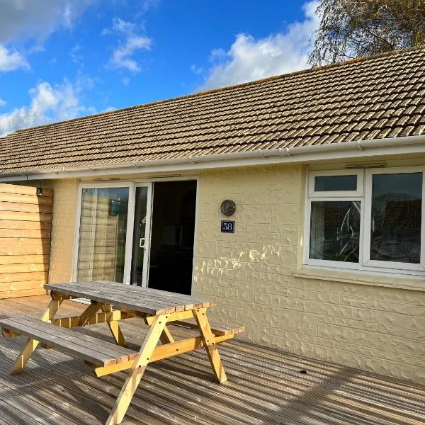 2 Bedroom Bungalow SV58, Seaview, Isle of Wight Free Wi-Fi, ξενοδοχείο σε Seaview