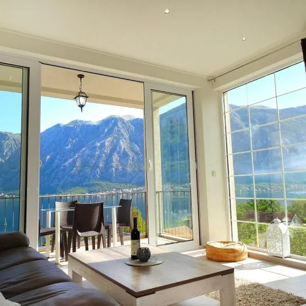 Bay of Kotor View Apartment with pool, hotel v destinaci Prčanj