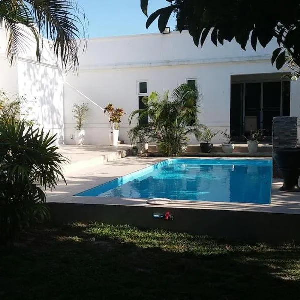 The Terrace, spacious 3 bedroom luxury pool villa, hótel í Laem Ngop