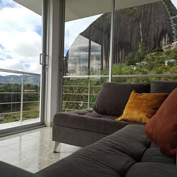 Linda casa con espectacular vista embalse y piedra, hotel v destinaci Guatapé