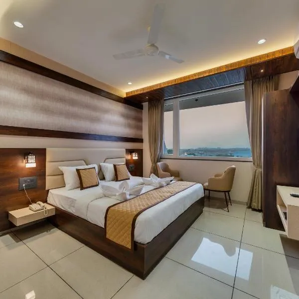 Golden Leaf Resort, hotel u gradu Dhule