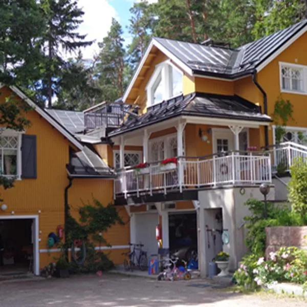 Villa Lövkulla with Sauna, hotel in Löparö