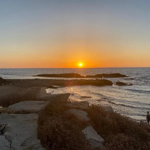 Sunset and sea view, wifi and more, hotel in Ashkelon