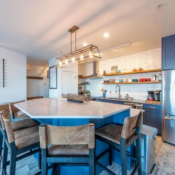 Fully Renovated Ski-in/out Loft with Private Hot Tub!, hotel v destinaci Golden