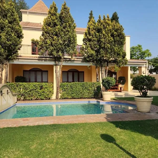 Modern 2 Bedroom apartment with club house pool, hotel in Sandton