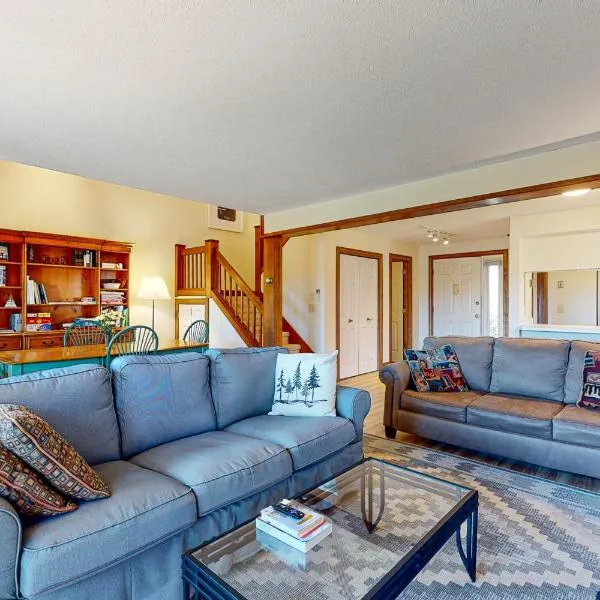 Saltbox 12F, hotel in White River Junction