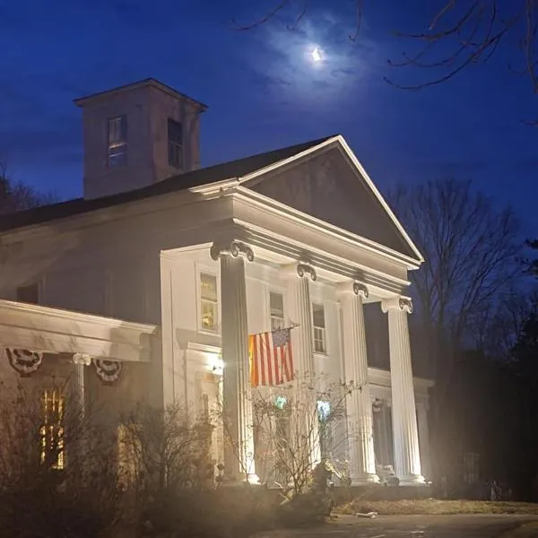 House of 1833 Bed and Breakfast, hotel u gradu Mistik