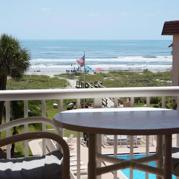 WOW! Updated Oceanfront, Pool Front Spanish Main Condo 45!, hotel v destinaci Cocoa Beach