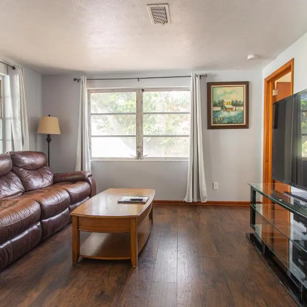 Two Bedroom Home - Walking Distance from The Beach, hotel en Jacksonville Beach