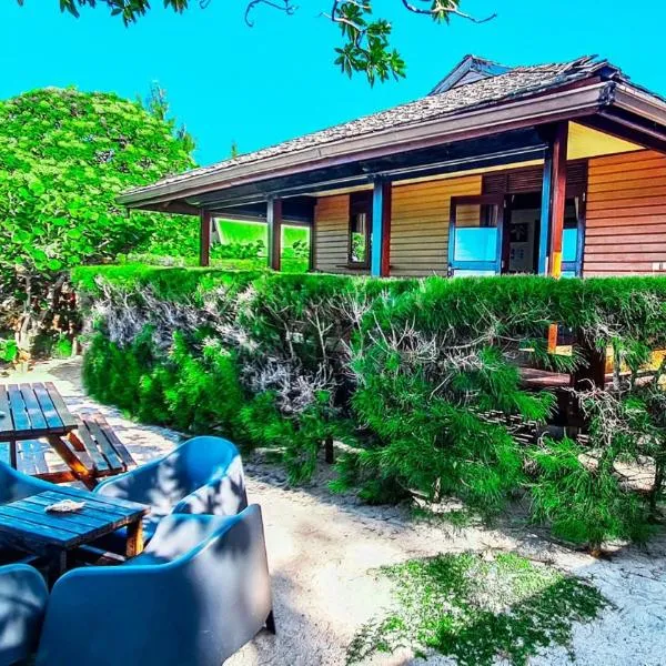 MOOREA - The Golden Reef Bungalow Bora Bora, hotel in Temae