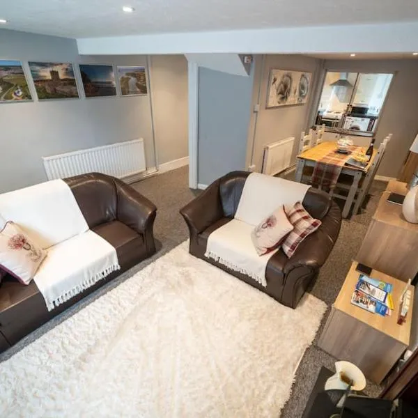 2 Bed Sleeps 4 Central Haverfordwest Town House, hotel in Pembrokeshire