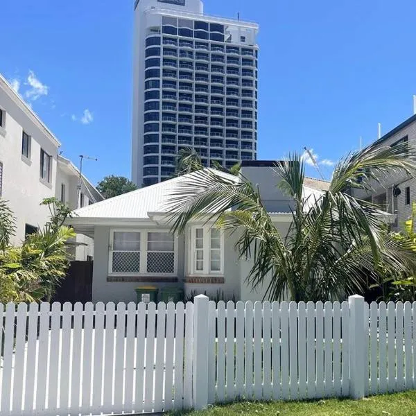 Beach House 100ms to Beach Freshly Renovated All New Appliances、ゴールドコーストのホテル