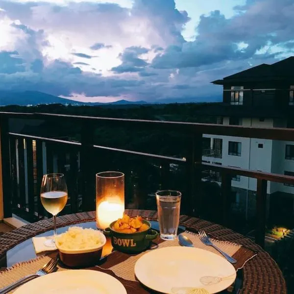 Anvaya Cove Penthouse Unit 10-2 BR., hotel v destinaci Morong