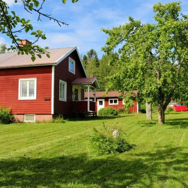 Familjevänligt hus med stor trädgård, khách sạn ở Vallsta