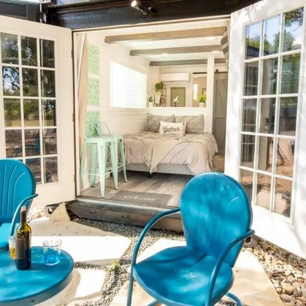 The Container Retreat @ 290 Wine Trail #9 Get away today!, hotel v destinaci Hye