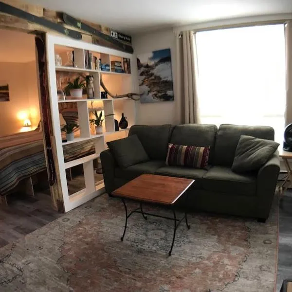 Sporty Mountain & Lake View 3rd Floor Studio, hotel in Big Sky