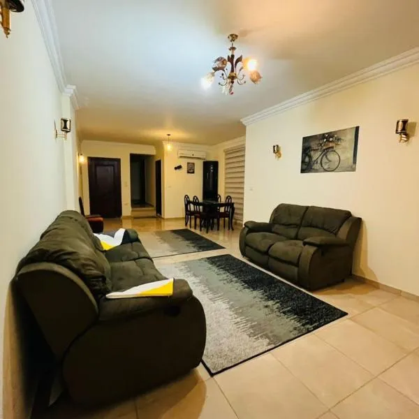 Modern entire apartment in the heart of Sheikh Zayed city, hotel in Sheikh Zayed