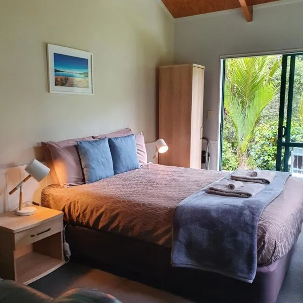 Kauri Coast TOP 10 Holiday Park, hotel en Kaihu