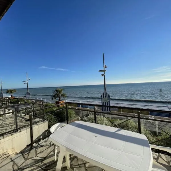 Appartement Duplex en Front de Mer avec Terrasse – Accès Direct Plage – 2 Chambres + Cabine - FR-1-361-456, hotel in Saint-Pair-sur-Mer