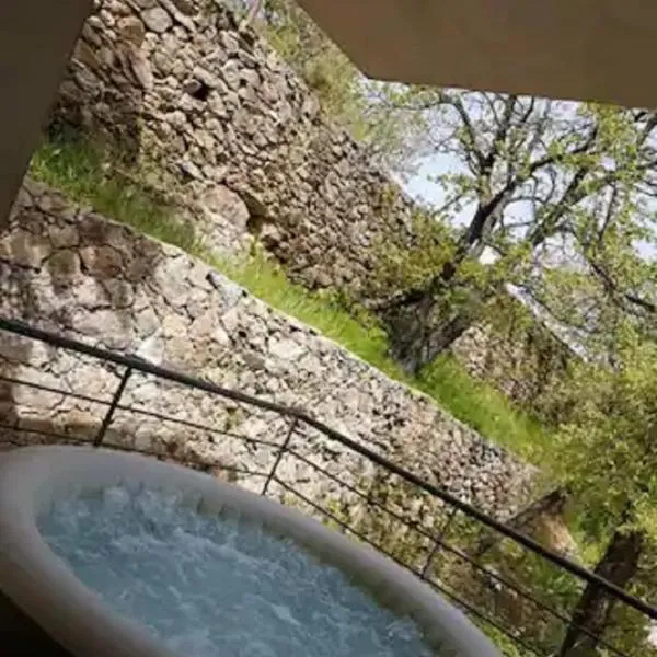 Maison avec jacuzzi au cœur des montagnes – hotel w mieście Feliceto