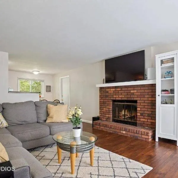Pet Friendly Ranch Home 30 mins from O'Hare, hotel in Schaumburg