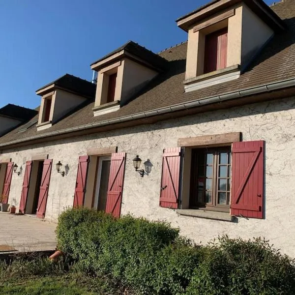 Belle maison spacieuse avec grand jardin, hotel v destinaci Rongères