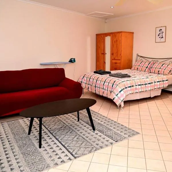 Spacious studio in AliceSprings QueenBed+KSAirbed, hotel in Alice Springs