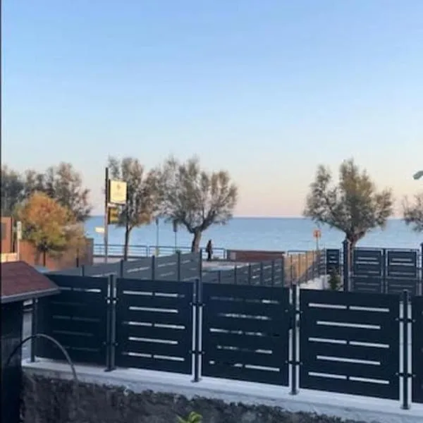 [Casa sul mare]+Posto auto+Giardino+WiFi, hotel in Terracina