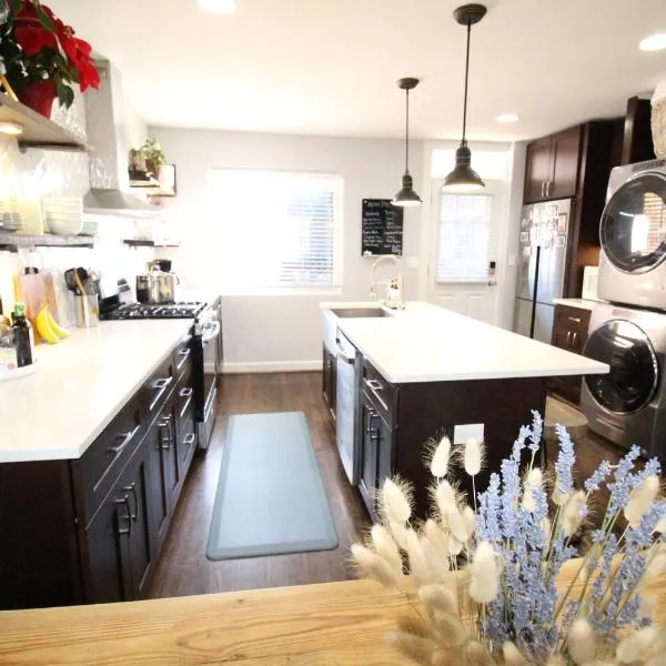 Capitol Hill Adj Home with Free St Parking & Metro Access, hotel Washingtonban