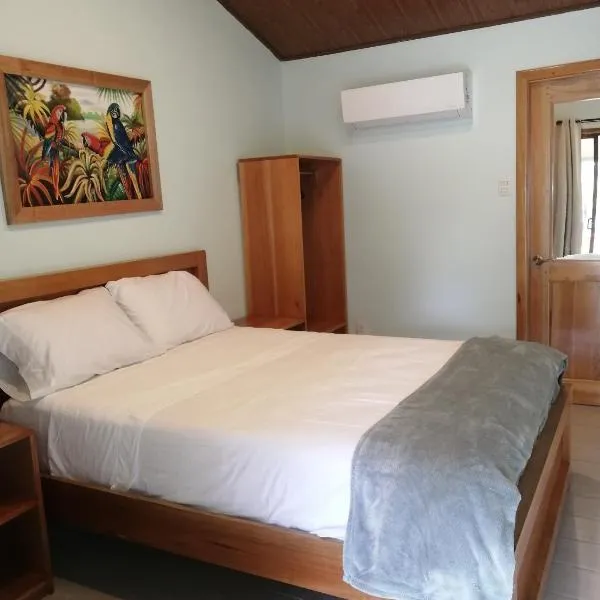 Playa Blanca Macaw Hotel: Charcos'ta bir otel