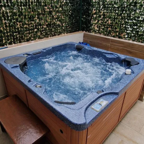 Bella Vista Beach House apartments, hot pool and jacuzzi, hotel v Trogiri