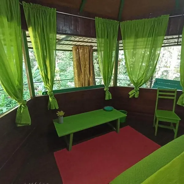 Finca Valeria Treehouses Glamping, hotell sihtkohas Cocles