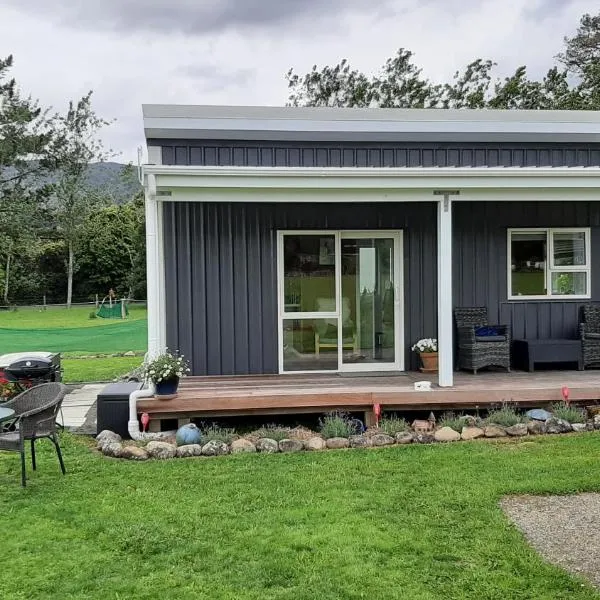 Waiora cottage, hotel in Otaki Beach