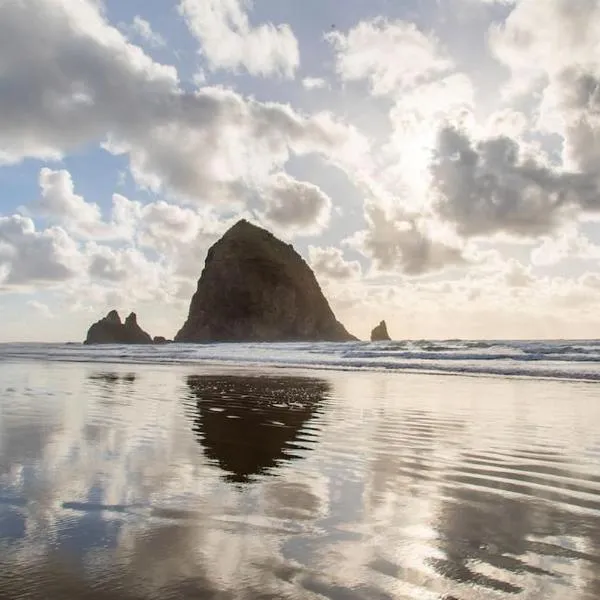 Cannon beach vibes, steps to the beach,WIFI,3 full bedroom en suites with 3 fireplaces,Near Downtown, hotel in Cannon Beach