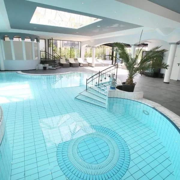 25h SPA-Residenz BEST SLEEP privat Garden & POOLs، فندق في نيوسيدل آم سي