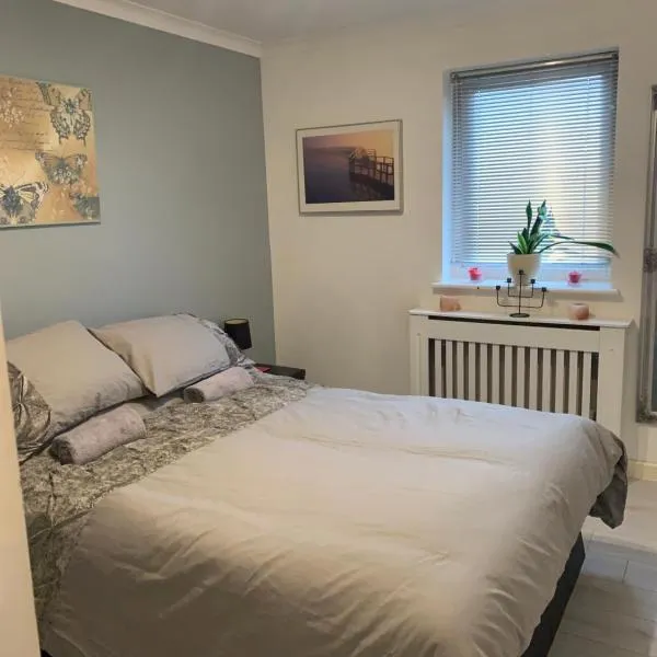 Modern 2 bed apartment, hotell i Wallasey