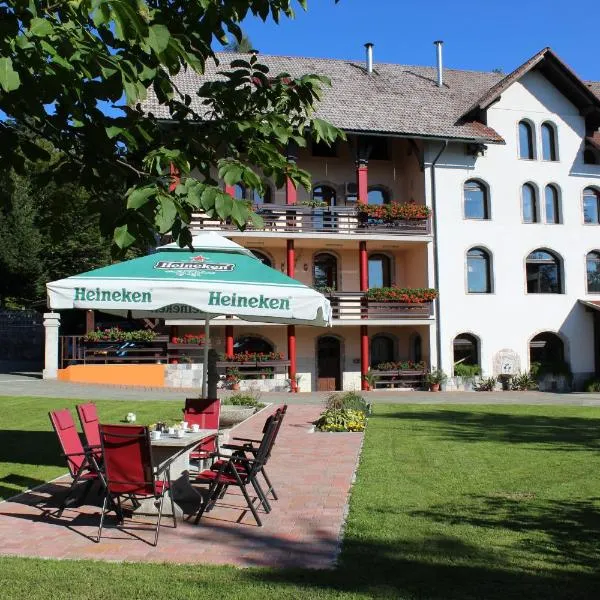 Apartment & Studio Forest Paradise, hotel in Cerkno