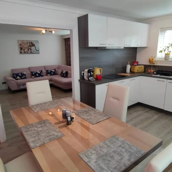 Lovely 2 Bedroom Modern Ground Floor Flat, hotel in Clydebank