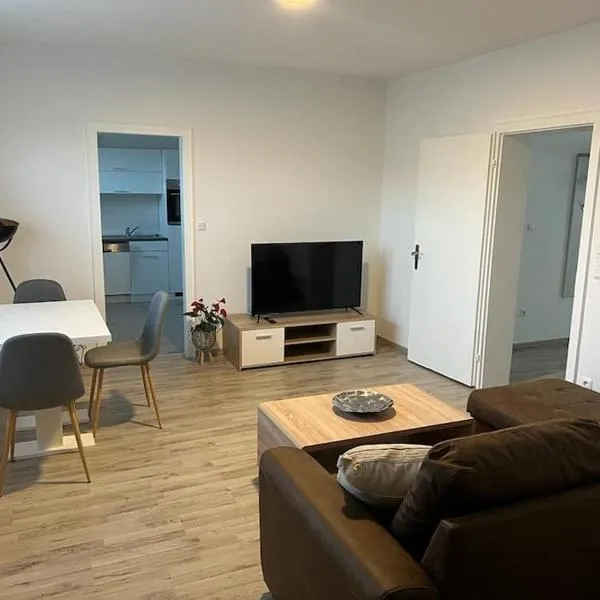 Eine modern renovierte Wohnung mit Balkonterrasse., מלון בלובקה