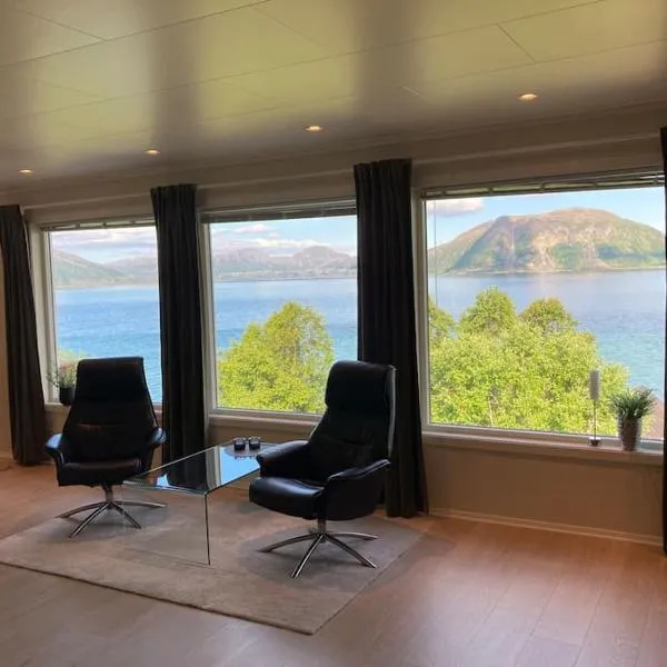 Fantastic view, quiet and relaxing by the sea, hotel in Kvaløya