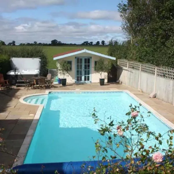 The Owl House with private hot tub, hotel in Norbury