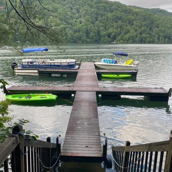 Dream Chaser Chalet at Nantahala Lake, hotel en Topton