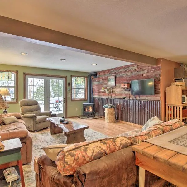 Lakefront Deer River Apt with Dock, Fire Pit and Patio, hotelli kohteessa Grand Rapids