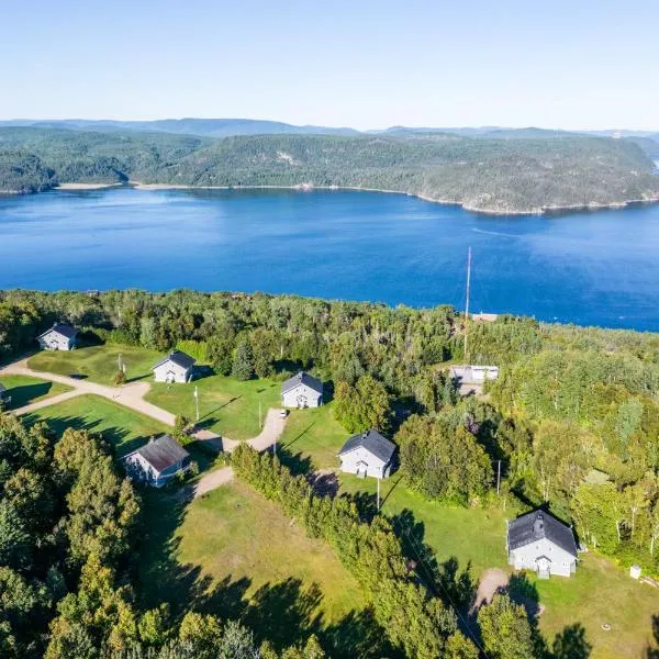 MontFJORD - Chalets, SPA et vue - ChantaFJORD #1, hotel in Sacré-Coeur-Saguenay