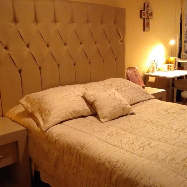 Habitación matrimonial con cama y sofá para cuatro personas, hotel em Tlazcalancingo