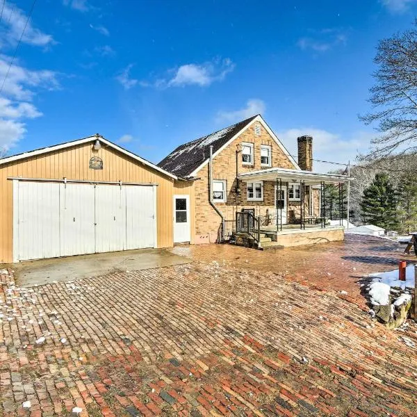 Glouster에 위치한 호텔 Hilltop Home with Grill, In Wayne Natl Forest