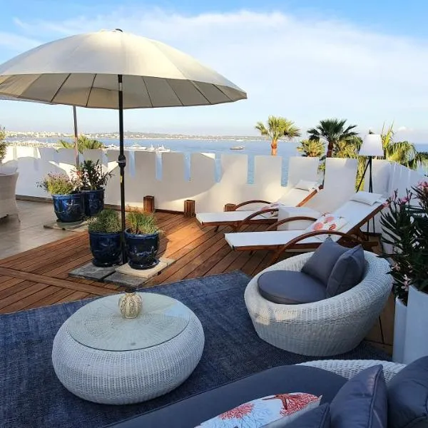 Best seaview Penthouse+77m2 privat roof terrace near beach and Cannes, hotel in Vallauris
