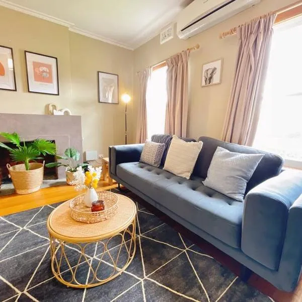 Stunning Hobart 3-bed home- close to shopping centers, hotel em Austins Ferry